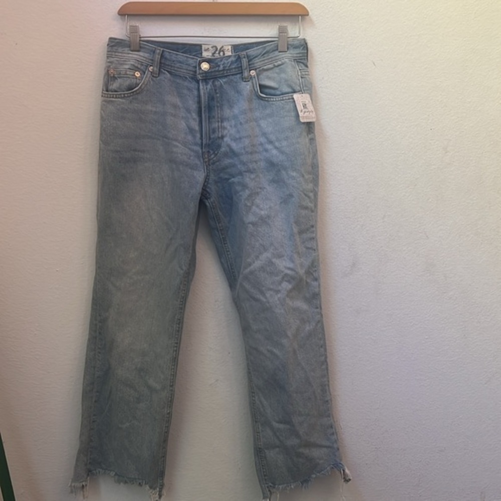 NWT FREE PEOPLE BLUE DISTRESSED STRAIGHT LEG JEANS SIZE 26 (S4)